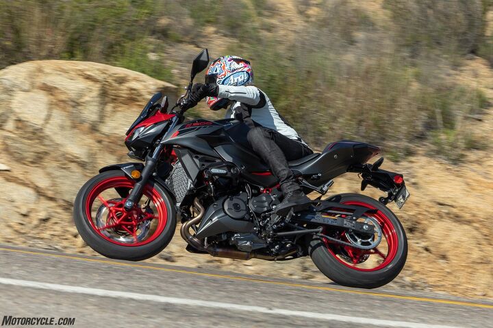 The sporting DNA of the Z series shines through on the Z500 when cornering. The chassis keeps its composure well and is extremely stable when on the side of the tire.