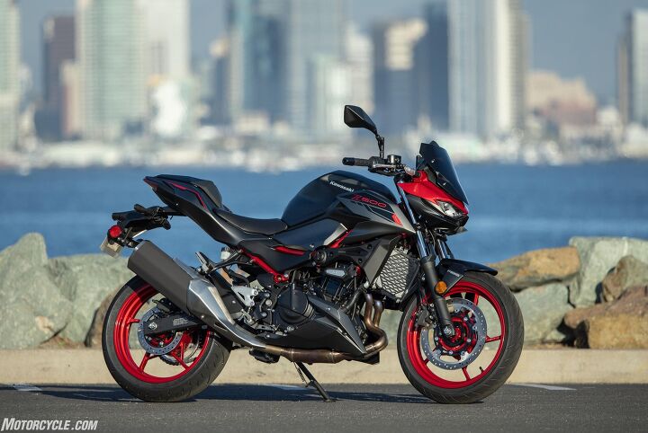 The Z500 SE edition comes in Candy Persimmon Red which is a nice option compared to the usual Kawasaki green.