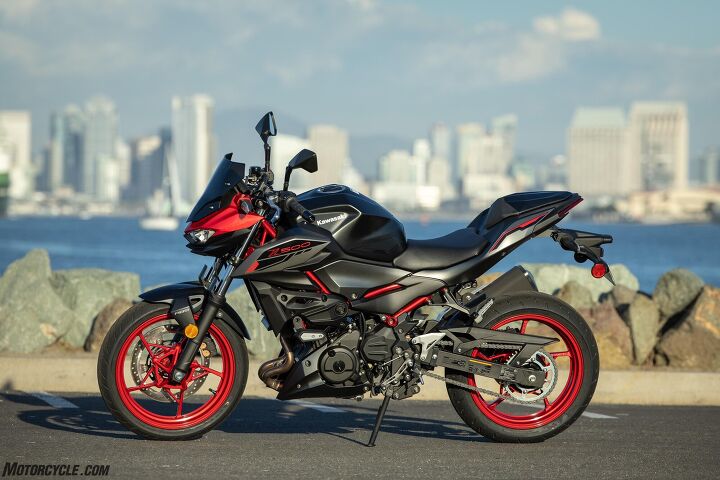 The skeleton of the Z500 remains the same as its predecessor, with a steel trellis frame, aluminum die-cast swingarm, Uni-Trak rear suspension, and 41mm telescopic Showa front fork.