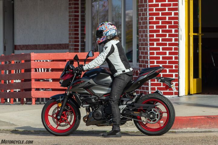 Being able to completely flat-foot a motorcycle as a short and smaller rider is a rare luxury. The Z500 is a very approachable motorcycle thanks to its short seat height, narrowness, and lightweight.