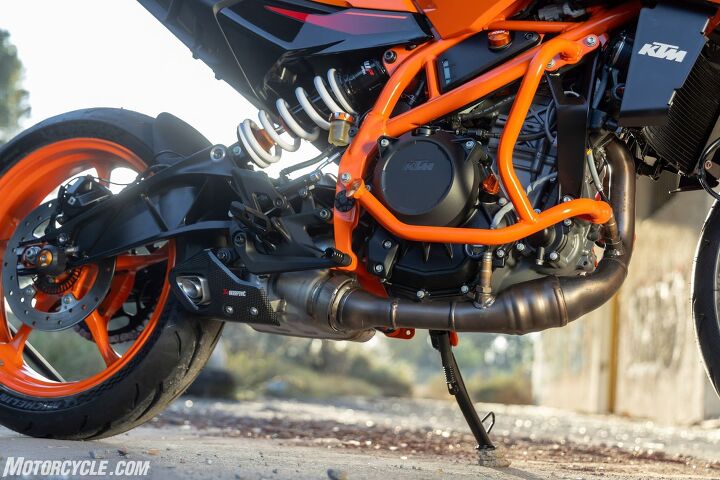 Moving the shock from its previous center position to an offset position to the right of the bike facilitates the larger airbox, but among other things, also required a new swingarm design. Here you can also see the accessory Akropovič exhaust, as well as the optional engine cage for crash protection.