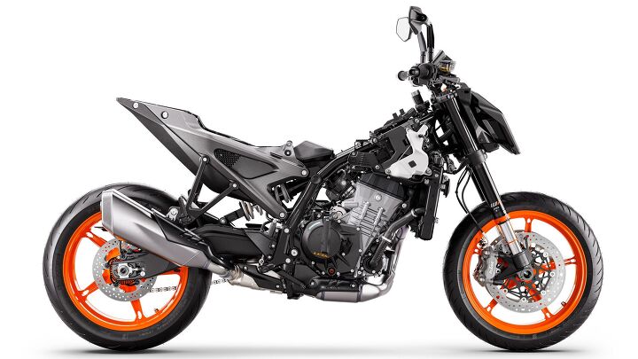 A redesigned swingarm is one of the main components bringing more rigidity to the 990’s riding dynamics.