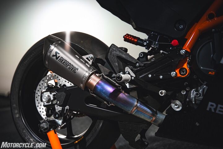 Hidden within this picture are several easter eggs of the Kramer design. The swingarm eccentric (aka the “flip chip”) allows you to change the swingarm angle in minutes. Located on the swingarm, behind the footpeg, is a sacrificial plate designed to save the swingarm from a smack with the peg in a crash. Cheap, replaceable metal is used for the spool mount in the back, too. The red cap at the bottom of the fuel cell hides a quick-release fuel drain.