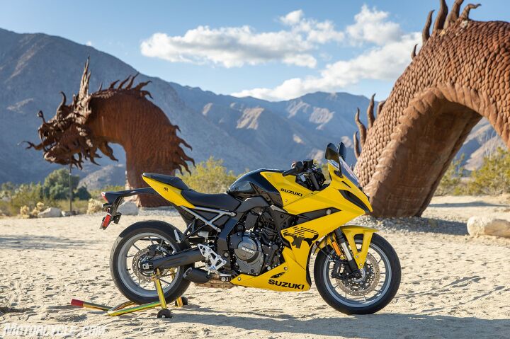 If you’re thinking the GSX-8R is just the 8S with fairings and lower bars… well, you’re not entirely wrong. In this case, however, that’s far from a bad thing. This color is called Pearl Ignite Yellow.