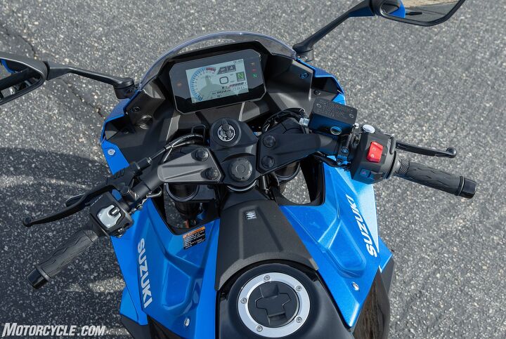 Here you can see the separate handlebars that are then bolted on top of the triple clamp. The final riding position is a little lower and forward compared to the 8S, but is hardly aggressive. Note the adjustable brake lever and the TFT display. I found the latter to be really easy to read. 