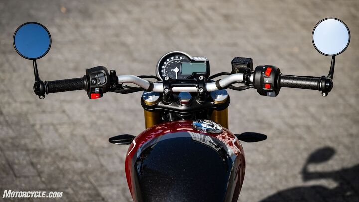 The Speed 400 gets bar-end mirrors in contrast to the standard setup on the Scrambler 400 X.