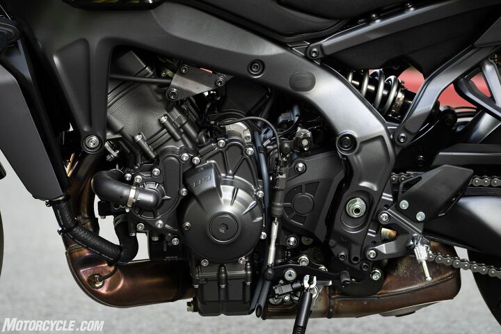 The 890 engine hasn’t changed from before, but some of its supporting cast has. The latest generation of Yamaha’s quickshifter now allows greater flexibility, and the engine mount you see is a little thicker. A returning feature is the adjustable peg position, as seen by the exposed threaded holes above the footpeg bracket.