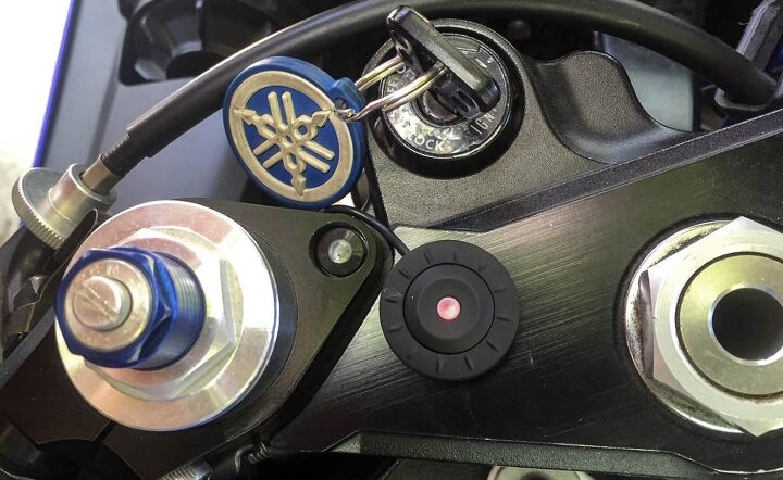 mo tested innovv k1 motorcycle camera review, The red glow indicates that the K1 is working properly and recording You can also lock video files plus start stop recording manually with the button
