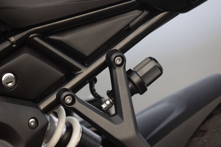 Easy-peasy: Adjusting shock preload is a snap, letting riders quickly compensate for a passenger or luggage.
