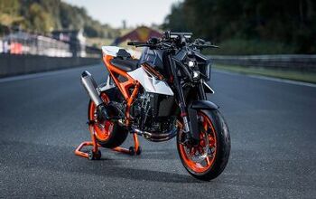 2025 KTM 990 Duke R – First Look
